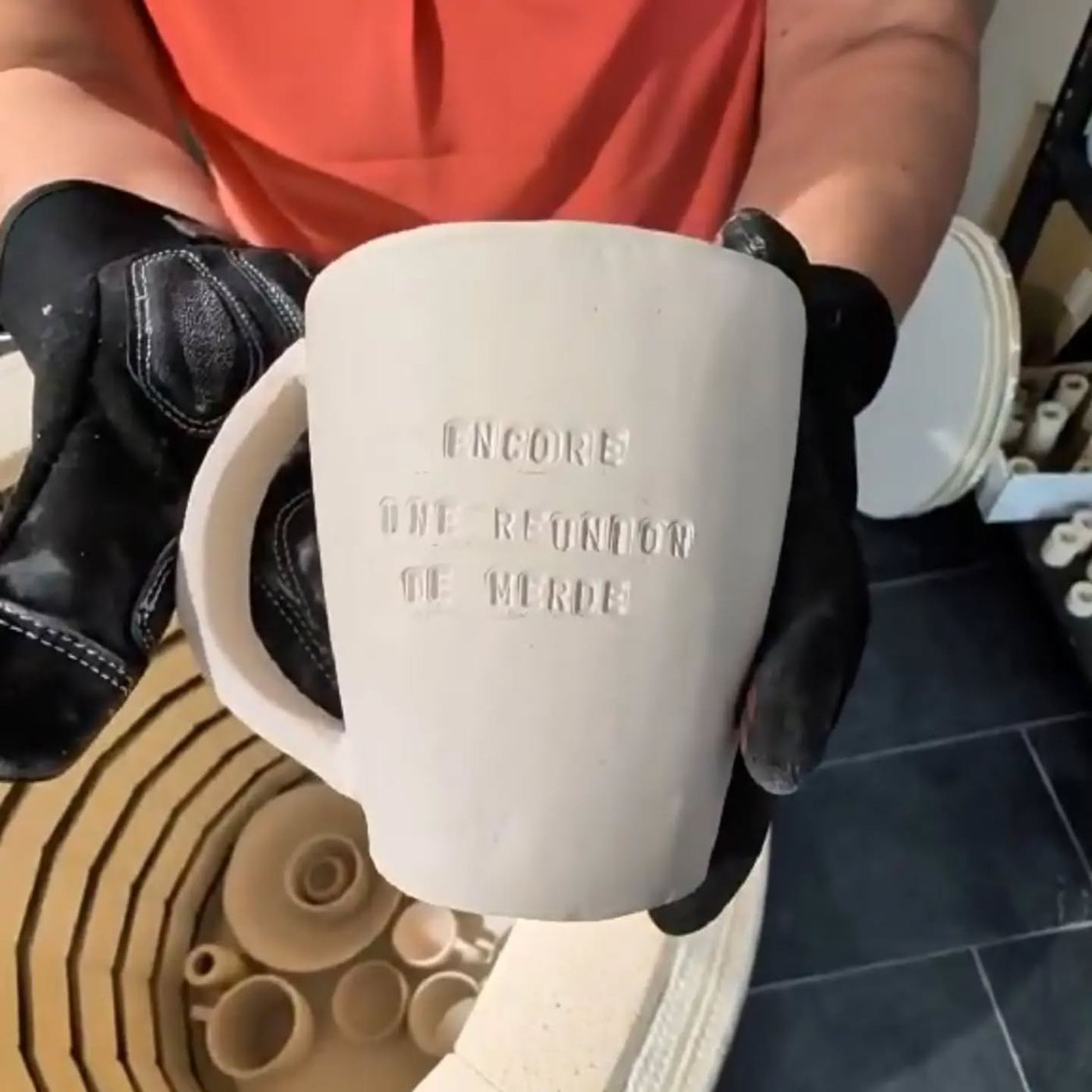 Détail d'une pièce en céramique façonnée à la main