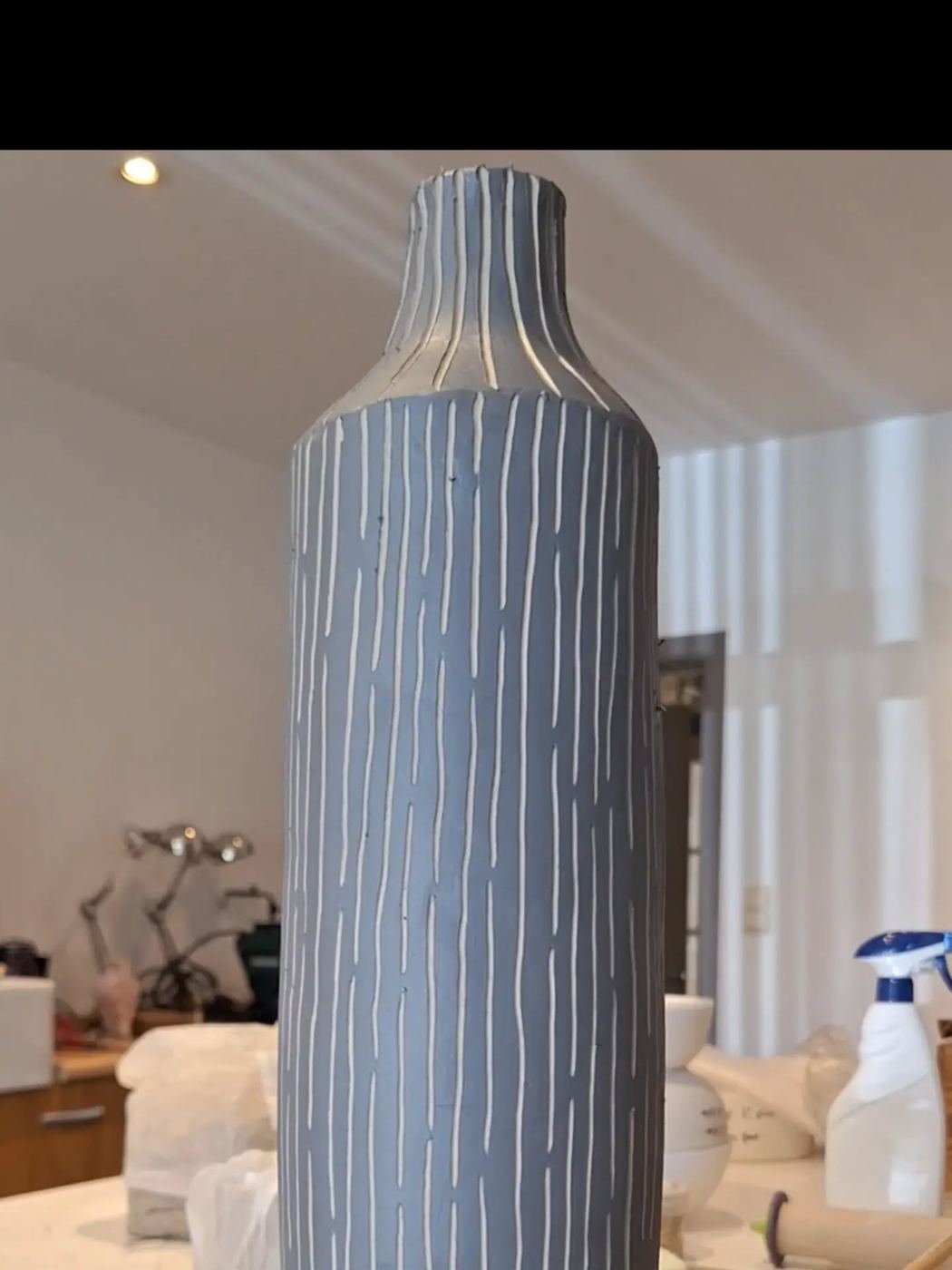 Vase en céramique fini, finition rayée bleu-gris